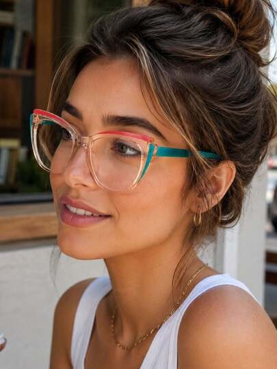 Mujer sonriente con lentes formulados de montura transparente y detalles de color