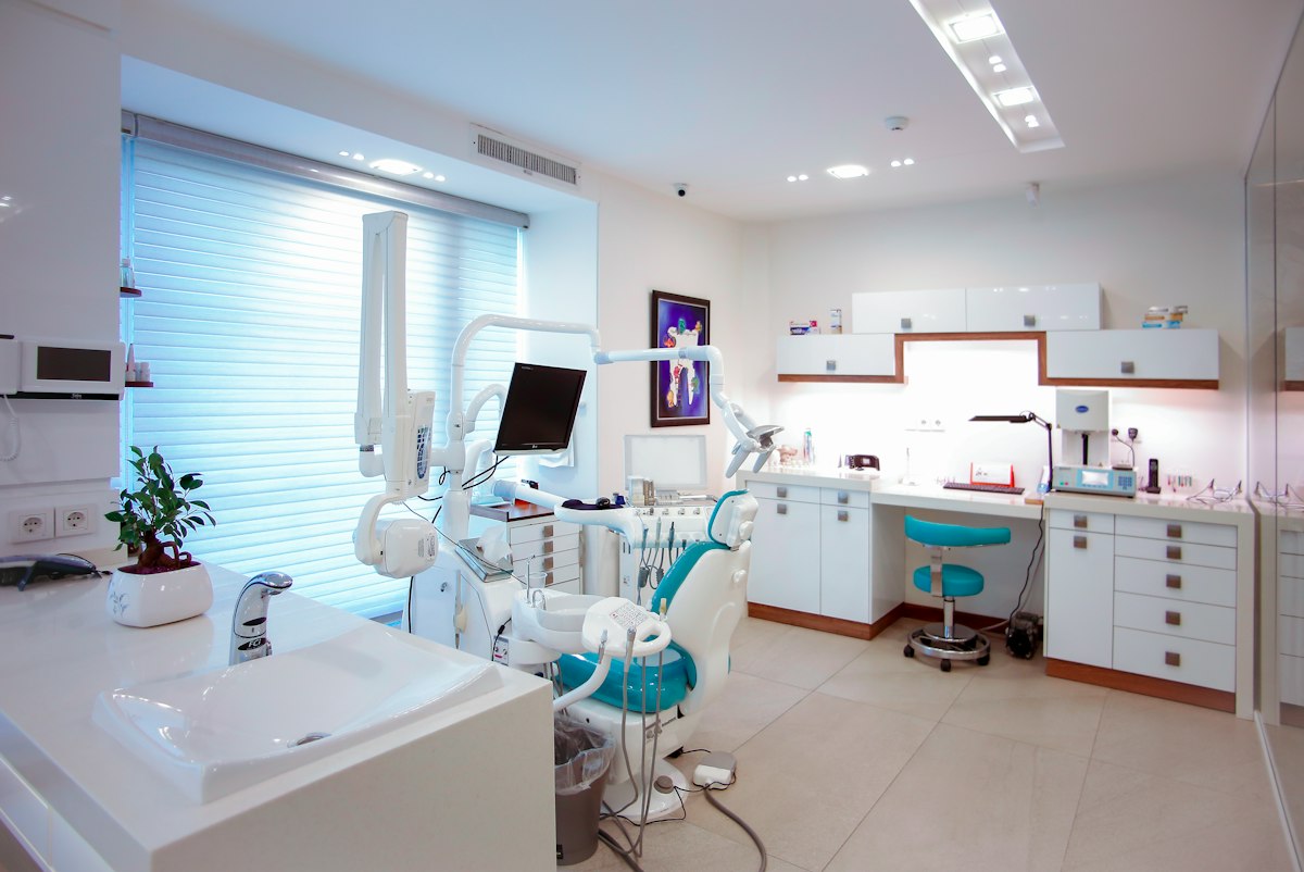 Sala amplia del consultorio odontológico con equipos modernos
